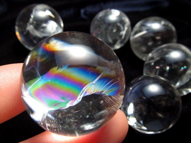 水晶大玉丸玉☆約10センチ虹入り✨縁起物 くっきり虹入り 虹入り 天然水晶 丸玉 （人工虹） 直径24mm-26mm
