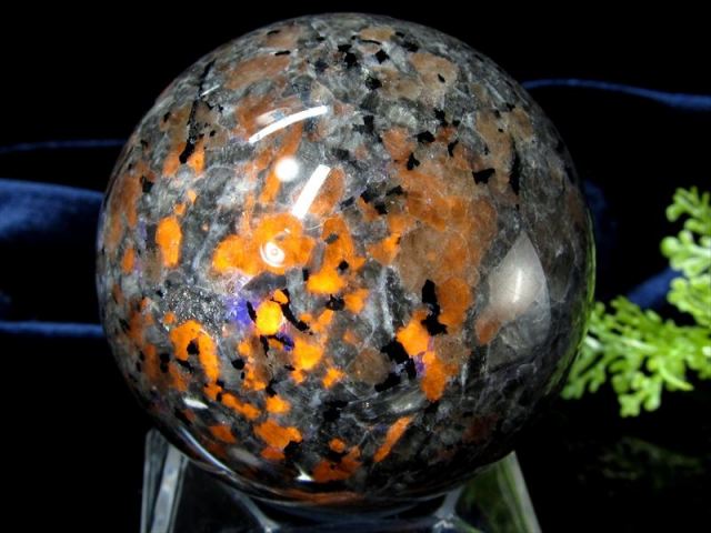 UVライトで蛍光 ユーパーライト 丸玉 置物 台座付き 直径54mm 重さ215g ブラックライトでオレンジ色に蛍光 悪いものから身を守ってくれる石 一点物 アメリカ合衆国ミシガン州産