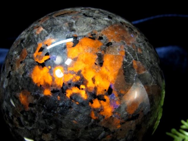 UVライトで蛍光 ユーパーライト 丸玉 置物 台座付き 直径54mm 重さ215g