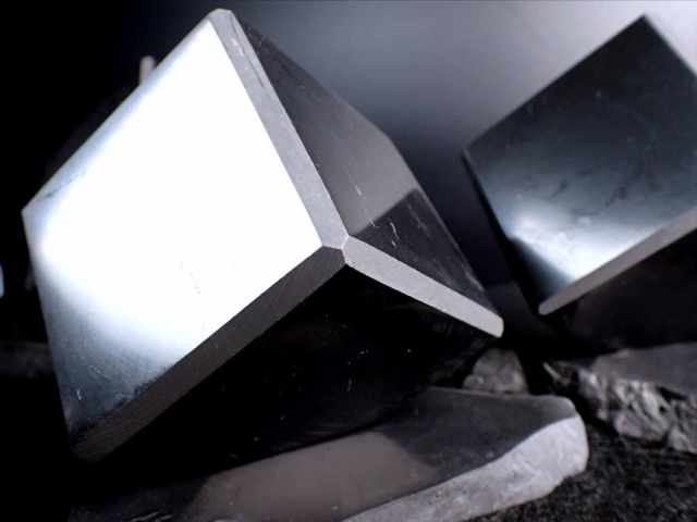 シュンガイト(シュンガ石) 変形キューブ 専用シュンガイト台座付き 幅約5.5cm×高さ約5.5cm 地球上で唯一の天然フラーレンを含む希少鉱物 ギャランティーカード付き カレリア共和国