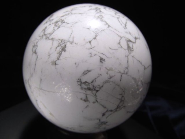 ハウライト 菱苦土石 丸玉 直径約73mm 約610g 木製台座付き 唯一無二の模様 純粋 無垢の象徴 アメリカ産