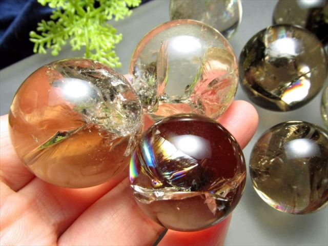 薄め 虹入り スモーキークォーツ 丸玉 (人工虹) 直径24mm-26mm 茶水晶