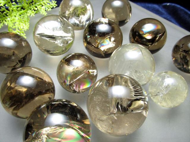 薄め 虹入り スモーキークォーツ 丸玉 (人工虹) 直径24mm-26mm 茶水晶