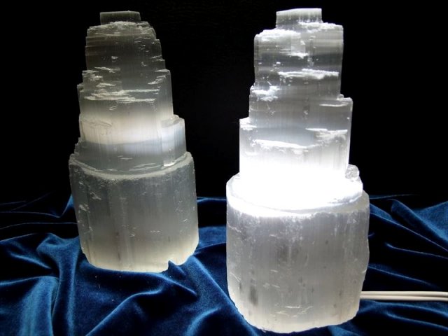 LED セレナイト タワーランプ サイズ:直径約7cm-9cm 高さ約15cm モダンなストーンランプ インテリア照明 LED照明器具付き ホワイトタイプ 美品キャッツアイセレナイト(ジプサム)