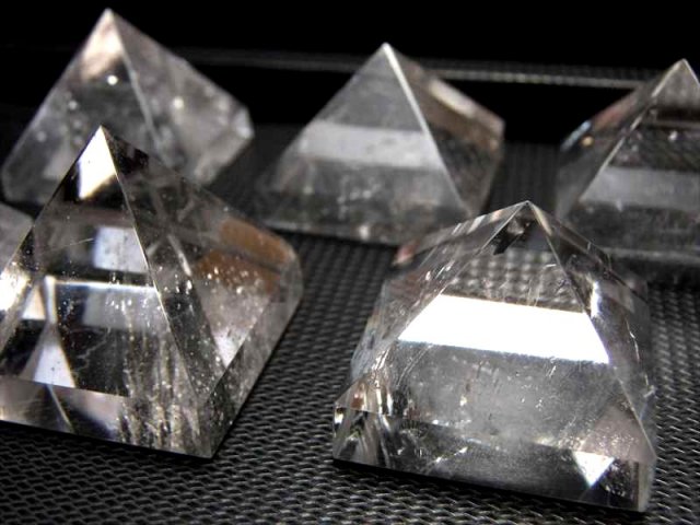 緊急入荷の11個 極上透明タイプ 透明天然水晶 ピラミッド置物 40g 50g 大人気スピリチュアルグッズ 風水 ピラミッドパワー ブラジル産 Comrose