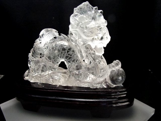 玉持ち龍神 透かし彫り技巧 透明天然水晶 玉持ち龍 彫刻置物 横幅約 
