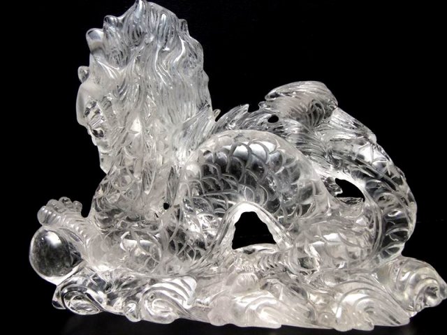 玉持ち龍神 透かし彫り技巧 透明天然水晶 玉持ち龍 彫刻置物 横幅約 