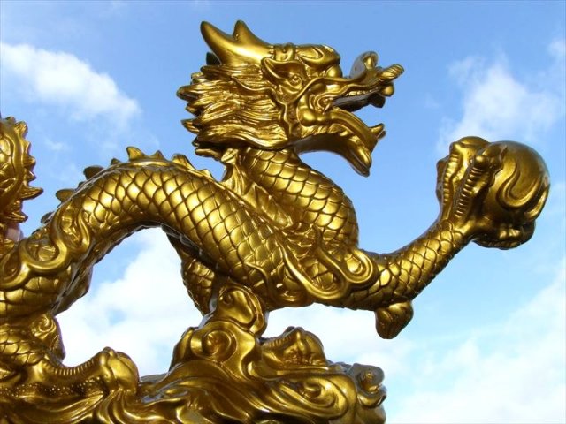 LL(特大)開運 金龍モチーフ 玉持ち龍神(ドラゴン)置物 高さ約175mm 全長約300mm 新春の開運祈願に 金運 財運 inmy