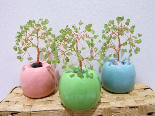 可愛いリンゴ陶器タイプ天然石ツリー ペリドット使用 縦約10 11cm 台座の陶器 パステルカラーの桃色 水色 黄緑色の3色から選べます