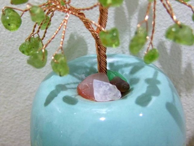 可愛いリンゴ陶器タイプ天然石ツリー ペリドット使用 縦約10 11cm 台座の陶器 パステルカラーの桃色 水色 黄緑色の3色から選べます