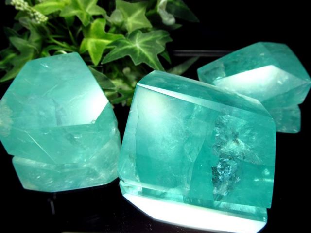 抜粋鑑別済み 高発色 ランダムカット 蛍光フローライトポリッシュ 置物