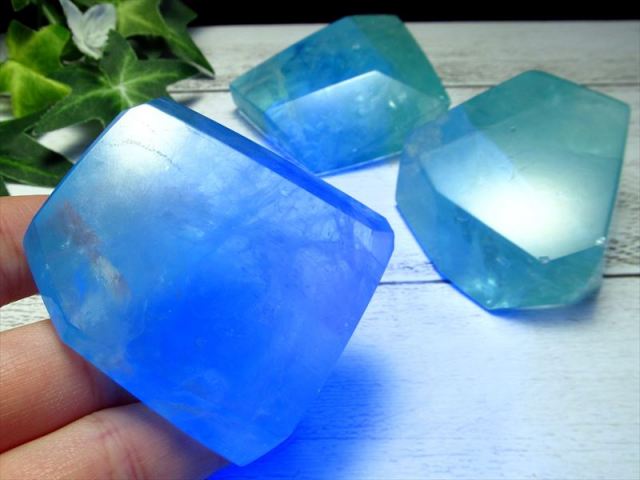 抜粋鑑別済み 高発色 ランダムカット 蛍光フローライトポリッシュ 置物