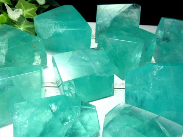 抜粋鑑別済み 高発色 ランダムカット 蛍光フローライトポリッシュ 置物