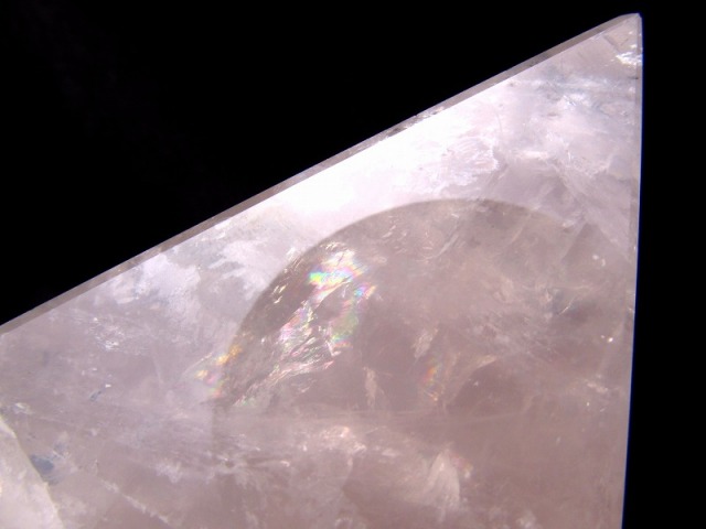 透明ピンク 虹入り ローズクォーツ ピラミッド 高さ60.5mm 重さ285g