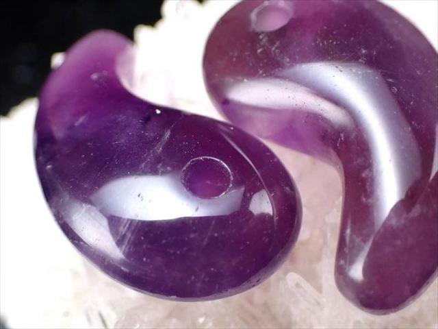 1個売り Lサイズアメジスト(紫水晶)勾玉(まがたま) 縦約28mm-30mm×横約