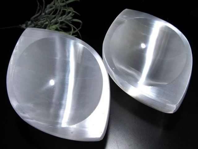 1個売り 美品キャッツアイ セレナイト (ジプサム 透石膏) マーキス型小皿 最大幅約12cm×厚さ約3cm 聖母マリアのガラス シルクのような繊維質 モロッコ産