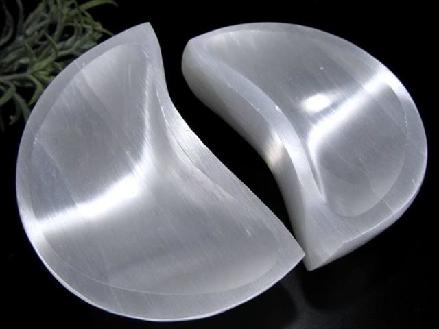 1個売り 美品キャッツアイ セレナイト (ジプサム 透石膏) クレセントムーン型小皿 最大幅約9cm×厚さ約3cm 聖母マリアのガラス シルクのような繊維質 モロッコ産