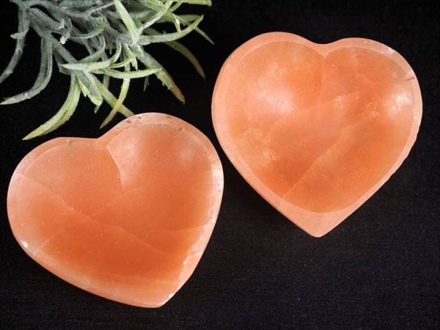 1個売り ヒマラヤ岩塩 (ピンクソルト) ハート型小皿 最大幅約7.5cm-8.5cm×厚さ約2.5cm 壮大なヒマラヤからの贈り物 強力な浄化作用 ハート型トレイ パキスタン産