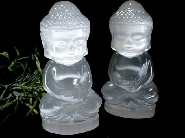 セレナイト(透石膏)お釈迦様 彫刻置物 高さ約8cm1個売り 天上天下唯我独尊 聖母マリアのガラス インテリアや贈り物に メキシコ産