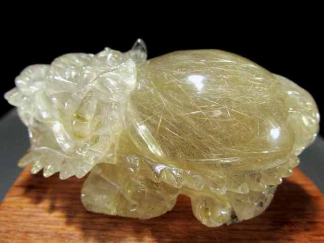 美しいゴールド針 & ヘマタイト入り【ゴールドルチルクォーツ 龍亀 ロングイ 彫刻置物】縦約68mm 重さ約112g 金針水晶彫り 財運の象徴 財運を高める瑞獣 お守りとしても 精密彫刻 木製台座付き 極上一点物【ブラジル産】