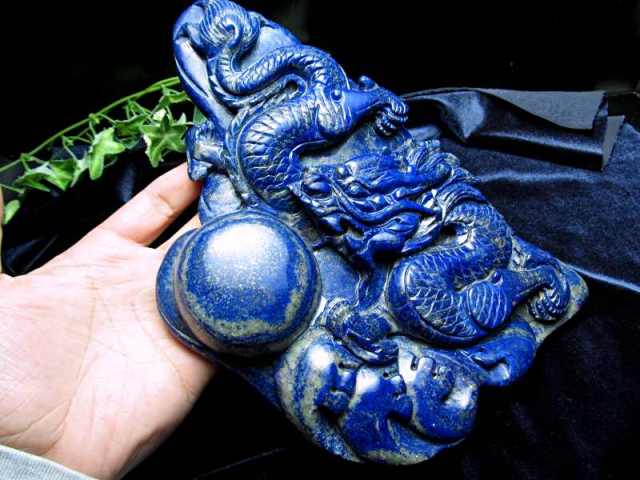濃厚ブルー 玉持ち龍神 ラピスラズリ 龍彫刻置物 重さ1845.0g 高さ 