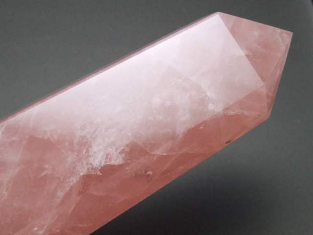 マダガスカル産ローズクォーツポイント台座付
