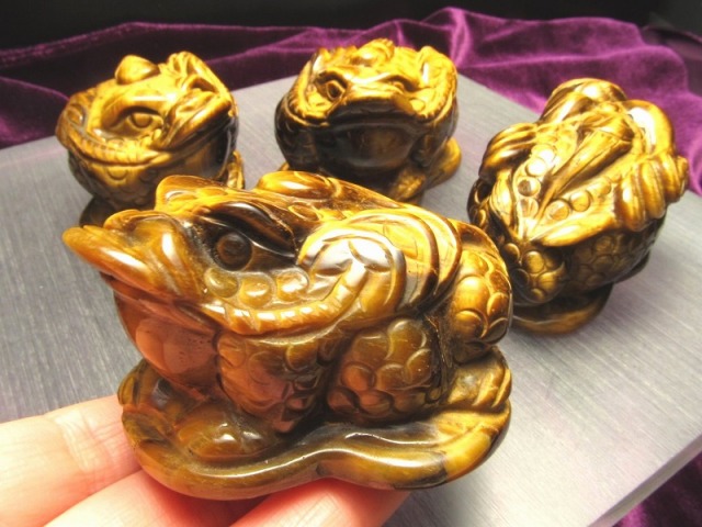 A38.三本足の蛙（金蟾） 三脚蛙 虎目石 タイガーアイ 珍品