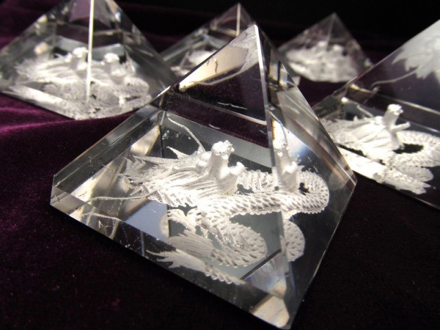 龍彫り 天然水晶 ピラミッド 25g 30g 迫力 手彫り 昇り龍 清竜 大人気スピリチュアルグッズ ピラミッドパワー ブラジル産 Comrose