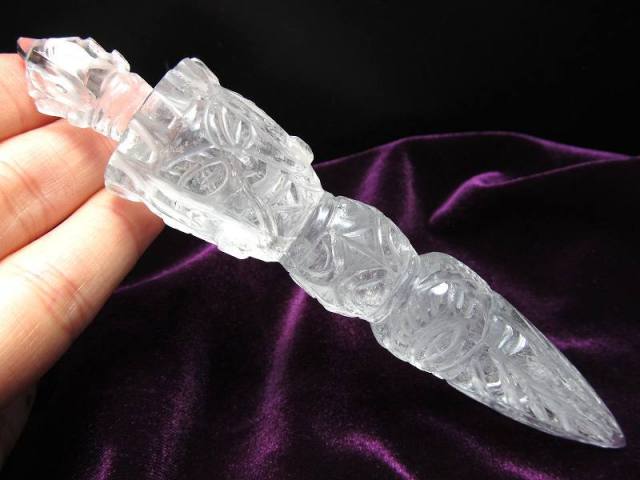 ヒマラヤ水晶製 プルパ (金剛杭) 全長約146mm 約95ｇ これぞヒマラヤ水晶 魔障を取り除き、結界を張る法具 ヒマラヤ産