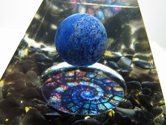 オルゴナイト ピラミッド(ラピスラズリ フィボナッチスパイラル) 高さ約6cm前後 運気上昇や精神的健康の増進 風水にも