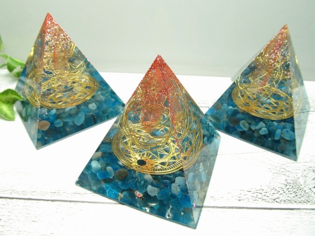 オルゴナイト ピラミッド(ピンクオーラ) 高さ約6cm前後 運気上昇や精神的健康の増進 風水にも