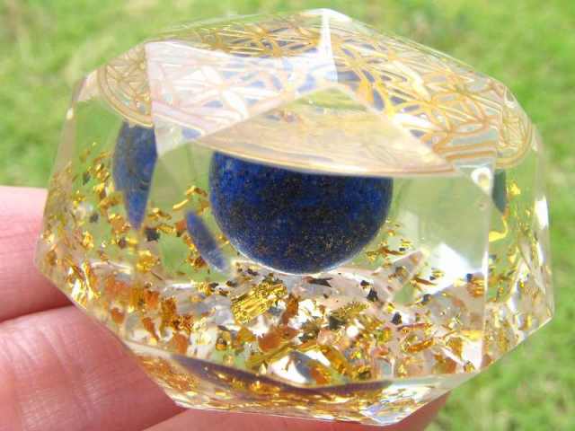 神聖幾何学系 多面体オルゴナイト (ラピスラズリ丸玉入り フラワーオブライフ) 直径約5cm 運気上昇や精神的健康の増進 風水にも