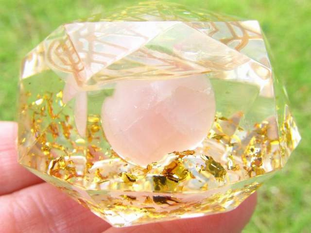 神聖幾何学系 多面体オルゴナイト (ローズクォーツタンブル入り クロス) 直径約5cm 運気上昇や精神的健康の増進 風水にも