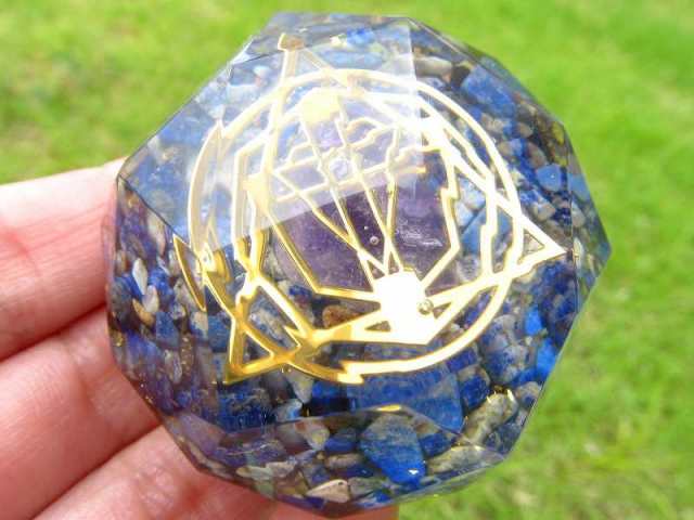 神聖幾何学系 多面体オルゴナイト( アメジストタンブル入り クロス ラピスラズリさざれ) 直径約5cm 運気上昇や精神的健康の増進 風水にも