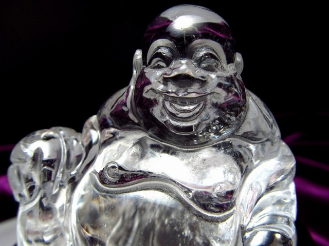 超透明 天然水晶 布袋尊彫り 置物 (専用木製台付き) 石幅約66.5mm 重さ355g 七福神で有名な布袋様 インテリアに 1点物 七福神