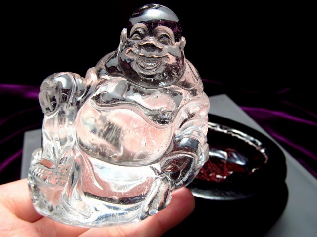 超透明 天然水晶 布袋尊彫り 置物 (専用木製台付き) 石幅約66.5mm 重さ  