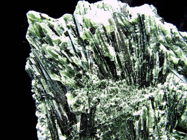 濃い緑 グリーントルマリン 結晶 原石 専用木製台座付き 重さ 1101g 高さ14 9cm ヴェルデライト 内面のパワーアップ 1点もの 電気石