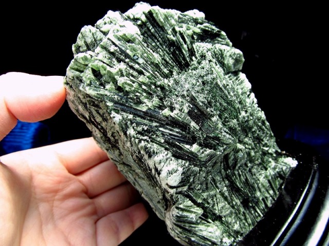 春バーゲン 特別送料無料 濃い緑 グリーントルマリン 結晶 原石 専用木製台座付き 重さ 1101g 高さ14 9cm ヴェルデライト 内面のパワーアップ 1点もの 電気石 21公式店舗 Www Bedandbiscuitspetsittingservices Com