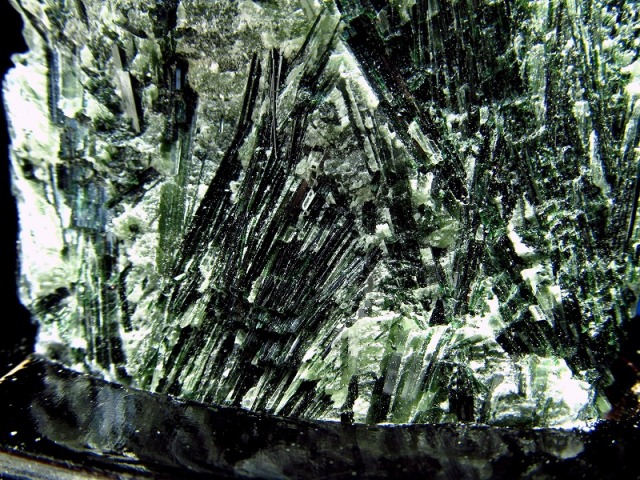 21正規激安 濃い緑 グリーントルマリン 結晶 原石 専用木製台座付き 重さ 1035g 高さ13 0cm ヴェルデライト 内面のパワーアップ 1点もの 電気石 激安 即納 Www Bedandbiscuitspetsittingservices Com