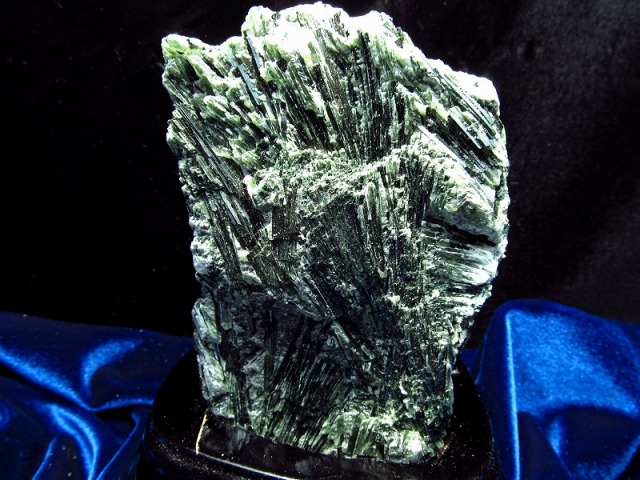 21正規激安 濃い緑 グリーントルマリン 結晶 原石 専用木製台座付き 重さ 1035g 高さ13 0cm ヴェルデライト 内面のパワーアップ 1点もの 電気石 激安 即納 Www Bedandbiscuitspetsittingservices Com