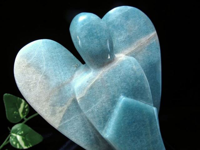 貴重 レアストーン グラデーションカラー スコルザライト(トロレアイト・トロール石) エンジェル彫り 置物 重さ615.5g 高さ155mm 幸福を運ぶ天使モチーフ 守護や優しさの象徴 バランスを整える石 一点もの ブラジル産 sai