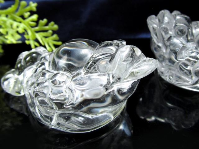 透明水晶 三本脚のミニカエル 置物 1個売り 幅約45mm-55mm 重さ30g-40g 