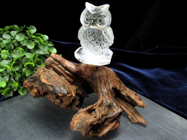 高品質！ 天然水晶 フクロウ彫り 置物 止まり木（木製台座）付き 高さ 