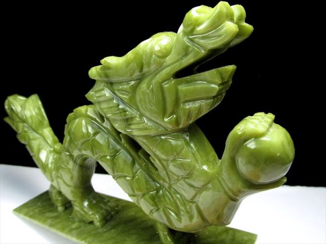 ライトグリーン 愛らしい表情タイプ 玉持ち龍神 サーペンティン（蛇紋 