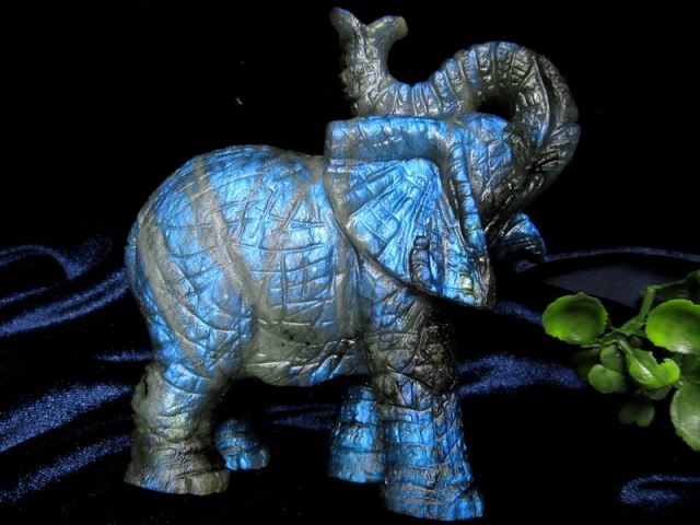 濃いめブルーシラー ラブラドライト ゾウ 彫刻置物 高さmm 重さ237g 鮮やか極上シラー インテリアに 繊細な天然石彫刻置物 くっきり美麗シラー 月と太陽を象徴する石 1点物 マダガスカル産 Comrose