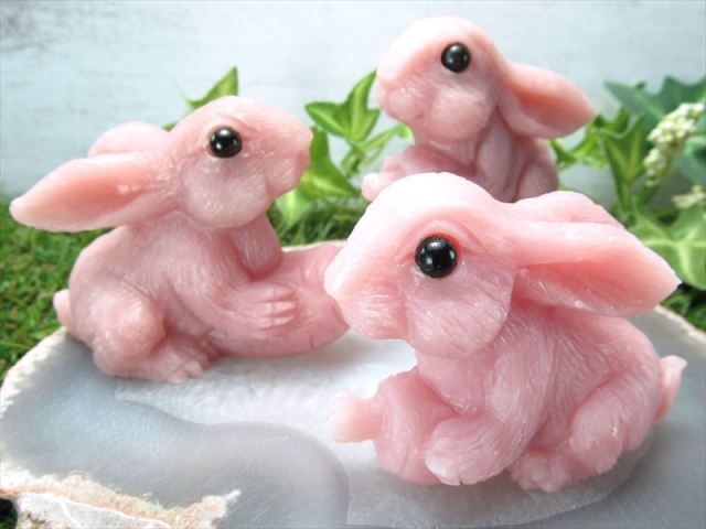 Mサイズ ピンク滑石(タルク) にんじんを持ったうさぎ 彫刻置物 1個売り
