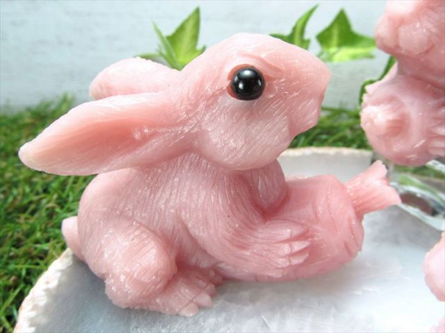 Mサイズ ピンク滑石(タルク) にんじんを持ったうさぎ 彫刻置物 1個売り