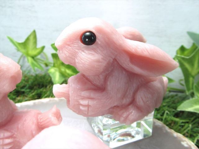 Mサイズ ピンク滑石(タルク) にんじんを持ったうさぎ 彫刻置物 1個売り