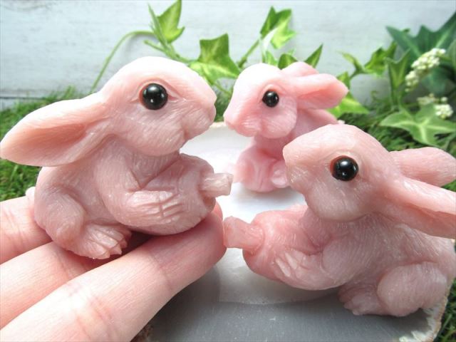 Mサイズ ピンク滑石(タルク) にんじんを持ったうさぎ 彫刻置物 1個売り