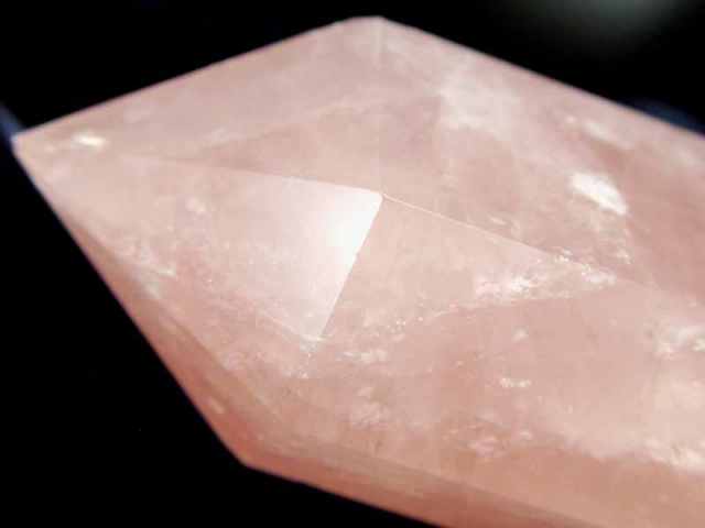 大きめサイズ ローズクォーツ ポイント 六角柱 専用木製台座付き 高さ310mm 重さ1207g ピンクの紅水晶ポイント ローズクォーツ 一点物 マダガスカル産